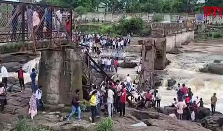 ଭୁଶୁଡ଼ିଲା ବ୍ରିଜ; ନଦୀରେ ଭାସିଗଲେ ୨୫ରୁ ଅଧିକ ପର୍ଯ୍ୟଟକ, ୨ ମୃତ