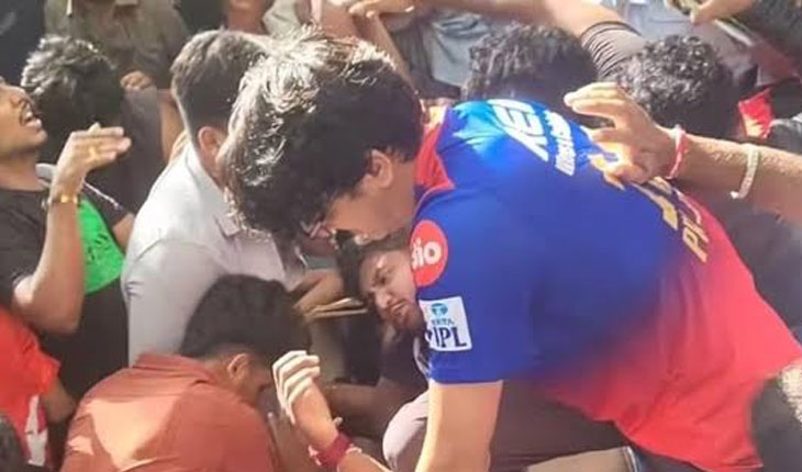 ସେଲିବ୍ରେସନ୍‌ ପଡ଼ିଲା ମହଙ୍ଗା; ବେଙ୍ଗାଲୁରୁ ଚିନ୍ନାସ୍ୱାମୀ ଷ୍ଟାଡିୟମ ବାହାରେ ଦଳାଚକଟା,  ୩ ମୃତ