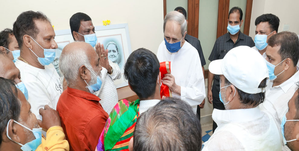 ବିରୋଧୀ ଦଳ ନେତାଙ୍କୁ ଭେଟିଲେ ପୁରୀ ଛତିଶା ନିଯୋଗ ସେବାୟତ, ରଥ ଯାତ୍ରା ପାଇଁ କଲେ ଆମନ୍ତ୍ରଣ….