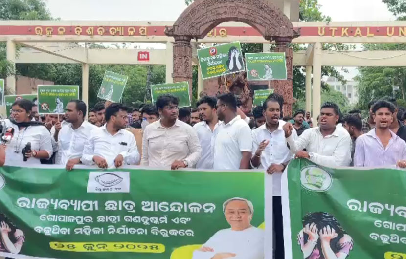 ଓଡ଼ିଶାରେ ନାରୀ ଅସୁରକ୍ଷିତ; ରାଜ୍ୟର ସବୁ କଲେଜ ଓ ବିଶ୍ୱବିଦ୍ୟାଳୟ କ୍ୟାମ୍ପସରେ ବିଜେଡିର ସୁରକ୍ଷା ପ୍ରତିବାଦ…