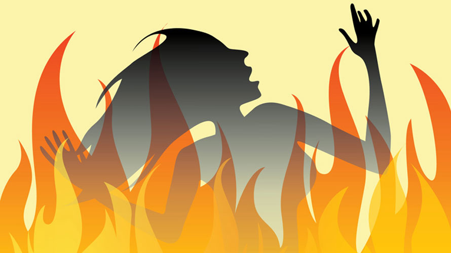 ଦେହରେ ନିଆଁ ଲଗାଇ ଜିବନ୍ତ ଜଳିଗଲେ ମହିଳା, ପୁରୁଷ ଗୁରୁତର..