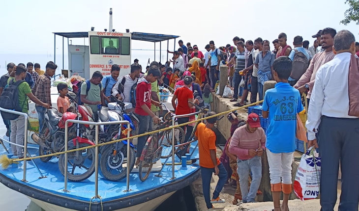 ଚିଲିକା ମଝିରେ ଅଟକିଲା ଯାତ୍ରୀବାହି ଲଞ୍ଚ