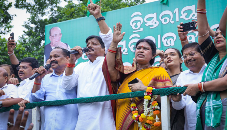 ନିର୍ବାଚିତ ପ୍ରତିନିଧିଙ୍କ କ୍ଷମତା ସଙ୍କୁଚିତ କରି ବାବୁରାଜ ଜରିଆରେ ନିଜ କର୍ମୀଙ୍କ ପ୍ରଭାବ ବୃଦ୍ଧି ପାଇଁ ଉଦ୍ୟମ କରୁଛି ବିଜେପି : ବିଜେଡି