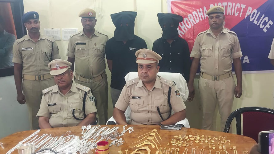 ଛଣଗିରି ସ୍ଵର୍ଣ୍ଣ ଅଳଙ୍କାର ଲୁଟ ଘଟଣାରେ ପୁଲିସକୁ ବଡ଼ ସଫଳତା : ୬ଅଭିଯୁକ୍ତ ଗିରଫ, ୨କେଜିରୁ ଉର୍ଦ୍ଧ୍ବ ସ୍ଵର୍ଣ୍ଣ ଅଳଙ୍କାର ଜବତ