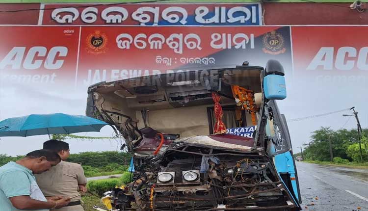 ଜଳେଶ୍ୱରରେ ଭୟଙ୍କର ସଡକ ଦୁର୍ଘଟଣା: ଟ୍ରକକୁ ଧକ୍କା ଦେଲା ବସ୍, ୨ ମୃତ