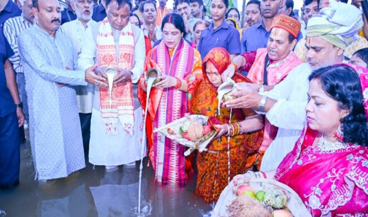 ସ୍ତ୍ରୀଙ୍କ ସହ ମିଶି ଛଠ୍ ପୂଜା କାର୍ଯ୍ୟକ୍ରମରେ ଯୋଗଦେଲେ ମୁଖ୍ୟମନ୍ତ୍ରୀ...