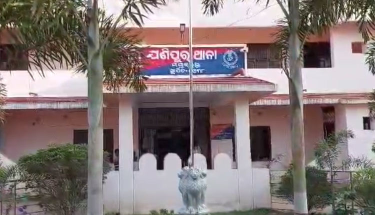 ଘରେ ପଶି ବ୍ଲେଡରେ ପ୍ରେମିକାର ତଣ୍ଟି କାଟିଦେଲା ପ୍ରେମିକ