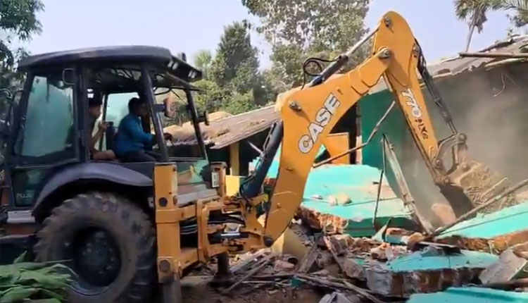 ଜଗତସିଂହପୁରରେ ସନ୍ଦିଗ୍ଧ 'ବାଂଲାଦେଶୀ'ଙ୍କ ଘର ଉପରେ ବୁଲିଲା ବୁଲ୍‌ଡୋଜର, ଗତକାଲି ପୁଲିସ କରିଥିଲା ଚଢ଼ଉ