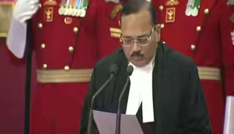 ସୁପ୍ରିମକୋର୍ଟର ପ୍ରଧାନ ବିଚାରପତି ଭାବେ ଶପଥ ନେଲେ ଜଷ୍ଟିସ୍ ସୂର୍ଯ୍ୟକାନ୍ତ