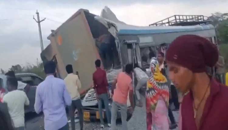 ତେଲେଙ୍ଗାନାର ରଙ୍ଗରେଡ୍ଡୀ ଜିଲ୍ଲାରେ ମର୍ମନ୍ତୁଦ ସଡ଼କ ଦୁର୍ଘଟଣା; ଯାତ୍ରୀବାହୀ ବସ୍‌କୁ ପିଟିଲା ଟ୍ରକ, ୧୯ମୃତ