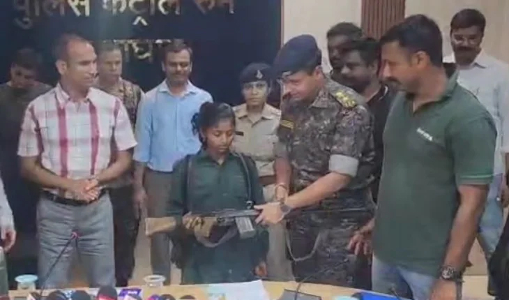 ୧୪ ଲକ୍ଷର ପୁରସ୍କାର ଥିବା ମହିଳା ମାଓବାଦୀଙ୍କ ଆତ୍ମସମର୍ପଣ