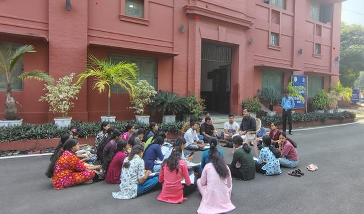 ରାସ୍ତାରେ ପଢ଼ିଲେ ରେଭେନ୍ସା ବିଶ୍ବବିଦ୍ୟାଳୟ ଛାତ୍ରଛାତ୍ରୀ