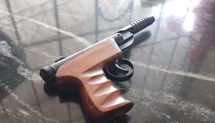 ବନ୍ଧୁକ ଧରି ଆହାର କେନ୍ଦ୍ରକୁ ଆସିଥିଲା ଯୁବକ, ଦୌଡ଼ ପଳାଇବାବେଳେ କାବୁ କଲେ ସ୍ଥାନୀୟ ଲୋକେ