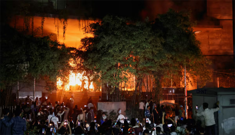 ଅଶାନ୍ତ ବାଂଲାଦେଶରେ ହିନ୍ଦୁ ଯୁବକଙ୍କୁ ନିର୍ମମ ହତ୍ୟା; ପିଟିପିଟି ମାରିଦେବା ପରେ ଗଛରେ ଟାଙ୍ଗି ନିଆଁ ଲଗାଇ ଦେଲେ