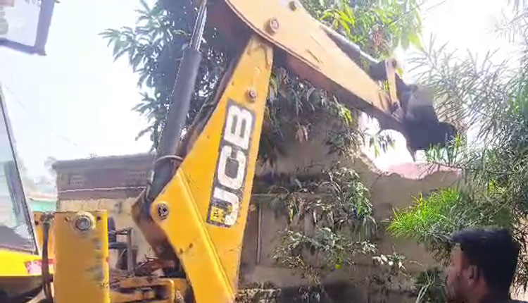 ନିଶା ମାଫିଆଙ୍କ ଉପରେ ପୁରୀ ପ୍ରଶାସନର ଆକ୍ସନ: ଟିକି ଖାଁର ତିନୋଟି ଘର ଉପରେ ବୁଲିଲା ବୁଲଡୋଜର