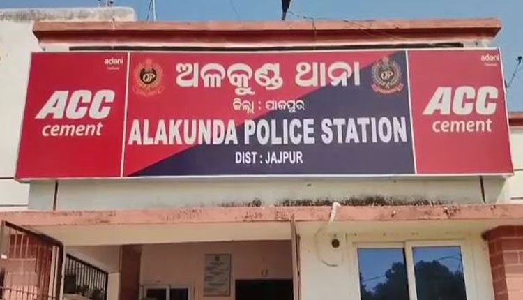 ଚାର୍ଜସିଟ୍ ରିପୋର୍ଟକୁ ନେଇ IIC ଓ ASI ମଧ୍ୟରେ ହାତାହାତି, ଉଭୟଙ୍କୁ ବଦଳି କଲେ ଏସପି