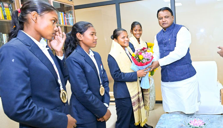 ମହିଳା ଦୃଷ୍ଟିବାଧିତ T20 ବିଶ୍ୱକପର ୪ ଓଡ଼ିଶା ଖେଳାଳିଙ୍କୁ ସମ୍ବର୍ଦ୍ଧିତ କରିବା ସହ ୧୧ ଲକ୍ଷ ଟଙ୍କା ଲେଖାଏଁ ପୁରସ୍କାର ରାଶି ପ୍ରଦାନ କଲେ ମୁଖ୍ୟମନ୍ତ୍ରୀ