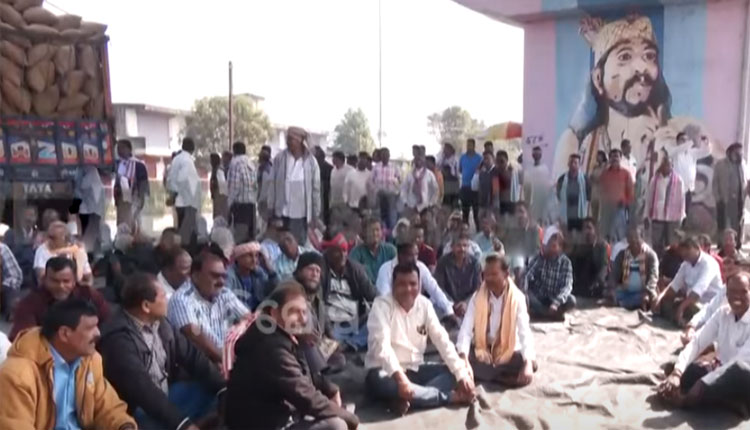 ସମ୍ବଲପୁରରେ ଚାଷୀ ଆନ୍ଦୋଳନ: ଟୋକନ ସମସ୍ୟାକୁ ନେଇ ରାଜରାସ୍ତା ଅବରୋଧ କଲେ ଚାଷୀ