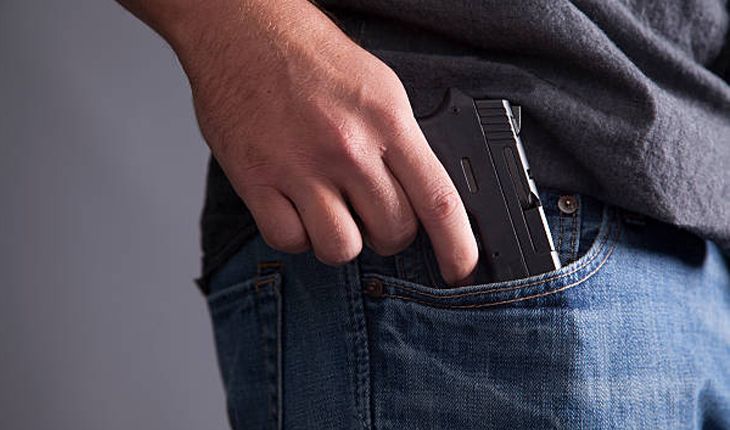 ନବମ ଶ୍ରେଣୀ ଛାତ୍ର ଅଣ୍ଟା‌ରୁ ବନ୍ଧୁକ ଜବତ; ଧରିପକାଇବାରୁ  ଶିକ୍ଷକଙ୍କୁ ଧମକ...