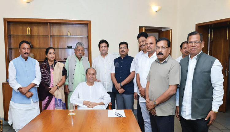 ନବୀନଙ୍କ ଆଗରେ ଅଭିଯୋଗ ବାଢ଼ିଲେ ଭଦ୍ରକର ଦଳୀୟ ନେତା: 'ଅଧ୍ୟକ୍ଷମାନଙ୍କୁ ଧମକାଇ ଦଳ ଛାଡ଼ିବାକୁ ବାଧ୍ୟ କରାଯାଉଛି'