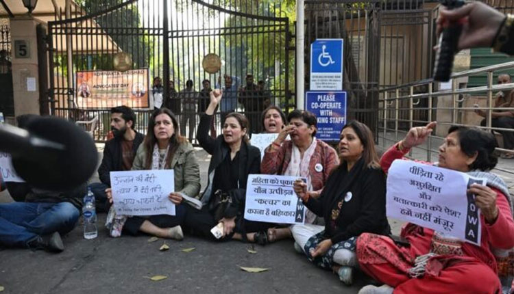 ଉନ୍ନାଓ ଦୁଷ୍କର୍ମ ମାମଲା: କୁଲଦୀପ ସେଙ୍ଗରଙ୍କ ଜାମିନ ବିରୋଧରେ ଦିଲ୍ଲୀ ହାଇକୋର୍ଟ ବାହାରେ ତୀବ୍ର ବିକ୍ଷୋଭ