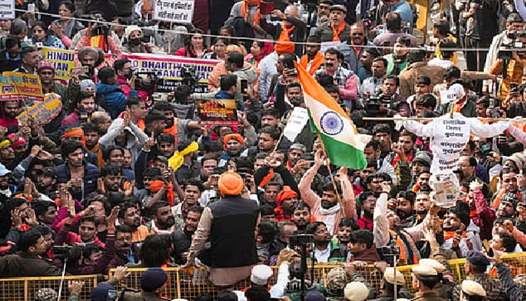 ବାଂଲାଦେଶରେ ହିନ୍ଦୁ ହତ୍ୟା ପ୍ରତିବାଦ: ଦିଲ୍ଲୀରେ ବାଂଲାଦେଶ ହାଇକମିଶନ ଆଗରେ ବିଶ୍ୱ ହିନ୍ଦୁ ପରିଷଦର ଜୋରଦାର ବିକ୍ଷୋଭ