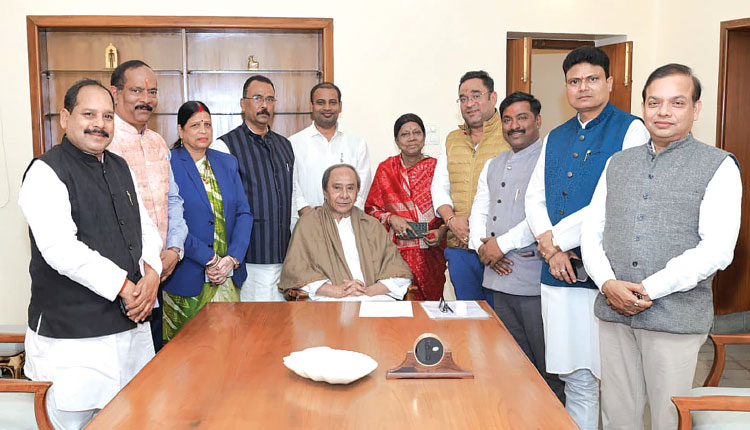 ନବୀନଙ୍କୁ ଭେଟିଲେ ୧୦ ବିଧାୟକ; ଲୋକ ସମ୍ପର୍କ ସହ ସଙ୍ଗଠନକୁ ଦୃଢ଼ କରିବାକୁ ନବୀନଙ୍କ ପରାମର୍ଶ