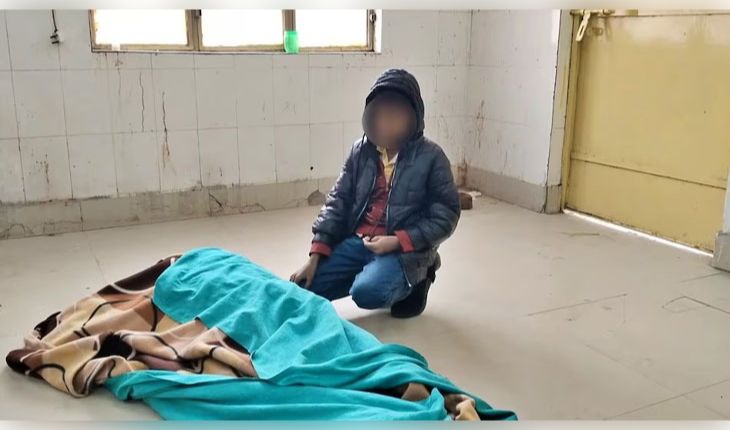 ମା’ର ଶବ ନେଇ ଏକାକୀ ପୋଷ୍ଟମର୍ଟମ ପାଇଁ ପହଞ୍ଚିଲା ୮ ବର୍ଷର ପୁଅ