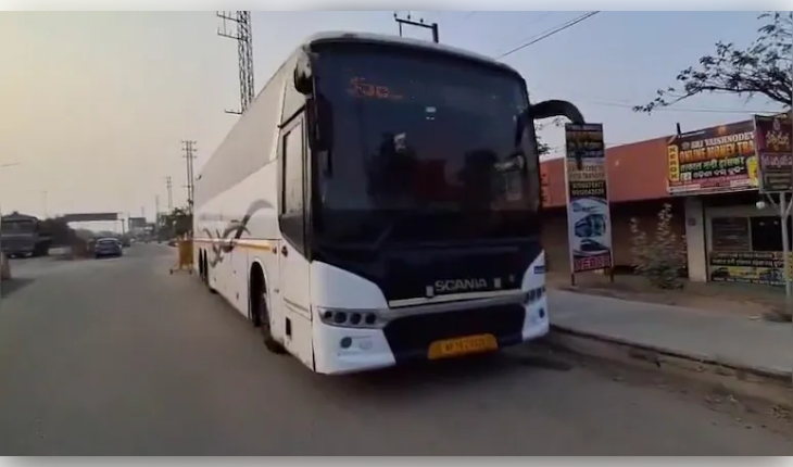 ନିଜେ ଚାଲିଗଲେ, ହେଲେ ବଞ୍ଚାଇଦେଲେ ୧୮ ଜୀବନ: ହୃଦଘାତ ସତ୍ତ୍ୱେ ବସ୍ ଅଟକାଇ ମହାନତା ଦେଖାଇଲେ ଡ୍ରାଇଭର