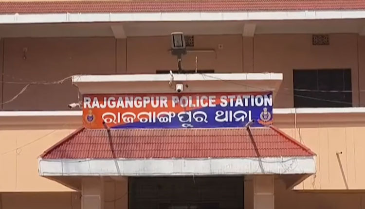 ପ୍ରେମିକା ଘର ସାମ୍ନାରୁ ଯୁବକଙ୍କ ଝୁଲନ୍ତା ମୃତଦେହ ଉଦ୍ଧାର, ହତ୍ୟା ନା ଆତ୍ମହତ୍ୟା ସନ୍ଦେହ