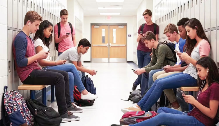 ସ୍ମାର୍ଟଫୋନ୍ ବ୍ୟବହାର ଯୋଗୁ ପିଲା ଘଣ୍ଟା ଚିହ୍ନିପାରୁ ନାହାନ୍ତି