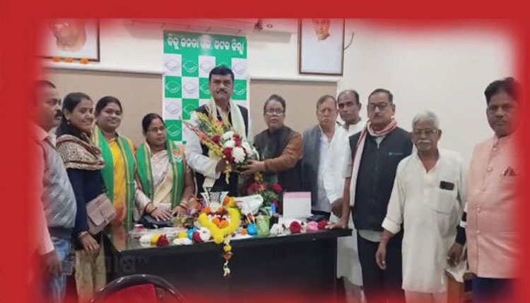 ନୂଆ ବର୍ଷରେ ନୂଆ ମିଶନ ନେଇ କଟକ ବିଜେଡିରେ ଉତ୍ସାହ: ନବୀନଙ୍କ ନିର୍ଦ୍ଦେଶରେ ଦଳକୁ ମଜବୁତ କରିବାକୁ ଅଣ୍ଟା ଭିଡ଼ିଲେ କର୍ମୀ