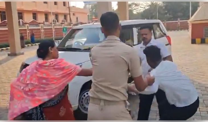 କୋର୍ଟ ପରିସରରେ ଅଭିଯୁକ୍ତ ଓ ଅବକାରୀ ଅଧିକାରୀ ଧସ୍ତାଧସ୍ତି, ଅବକାରୀ ବାବୁଙ୍କ ଅନ୍ତବସ୍ତ୍ରରୁ ବାହାରିଲା ଅଭିଯୁକ୍ତର ଚୋରି ଟଙ୍କା