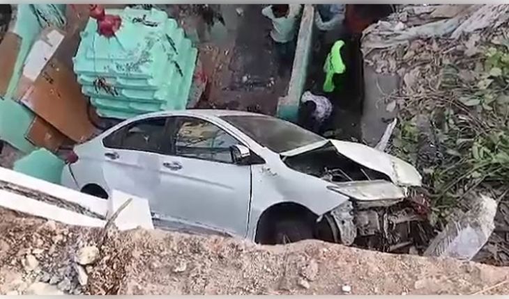 ଶିଶୁ ଭବନ ଓଭର ବ୍ରିଜ ବ୍ୟାରିକେଡରେ଼ ପିଟି ତଳକୁ ଖସି ପଡିଲା କାର୍‌, ଅଳ୍ପେକେ ବଞ୍ଚିଲେ ଡ୍ରାଇଭର