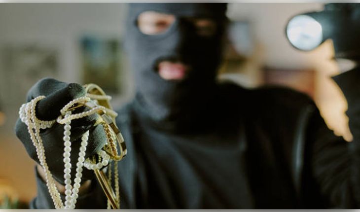 ଦିନ ଦ୍ଵିପ୍ରହରରେ ରାଜଧାନୀରୁ ଲୁଟ୍: ମୁହଁକୁ ସ୍ପ୍ରେ କରି ୬ ଲକ୍ଷ ଟଙ୍କାର ସୁନା ଅଳଙ୍କାର ଲୁଟିନେଲେ ଦୁର୍ବୁର୍ତ୍ତ 