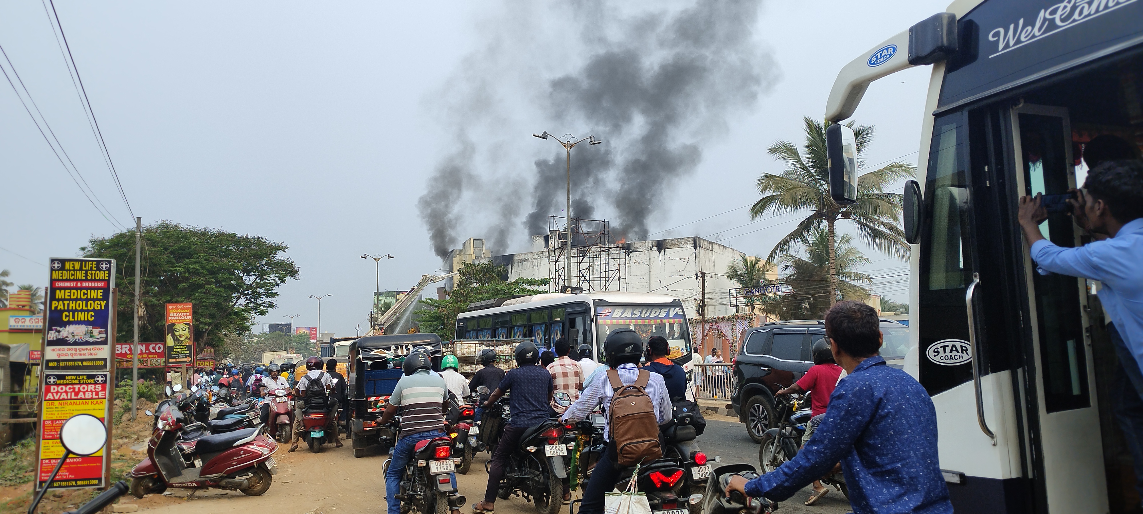 ଭୁବନେଶ୍ୱର ସୁପରମାର୍ଟରେ ଭୟାଭହ ଅଗ୍ନିକାଣ୍ଡ , ଗତ ରାତିରୁ ଜଳୁଥିବା ନିଆଁ ଏବେ ବି  ଆସିନି ଆୟତ୍ତକୁ