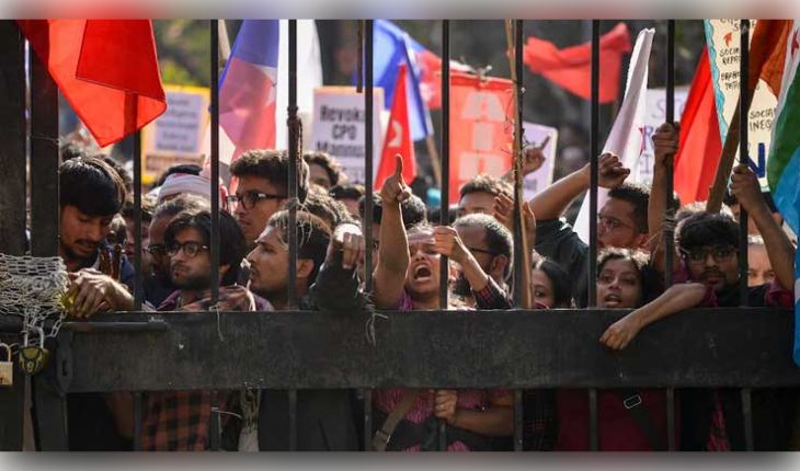 ରଣକ୍ଷେତ୍ର ପାଲଟିଲା JNU: ପୋଲିସ ଓ ଛାତ୍ର ମୁହାଁମୁହିଁ, ୨୫ ପୋଲିସ କର୍ମୀ ଆହତ ଓ ୫୧ ଛାତ୍ର ଅଟକ