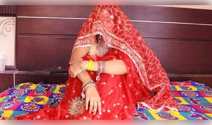 କଲେଜ ବାହାରେ ଅପେକ୍ଷା କରି ରହିଗଲେ ସ୍ୱାମୀ, ପଛ ଗେଟ୍ ଦେଇ ପ୍ରେମିକ ସହ ଚମ୍ପଟ ମାରିଲେ ୨ ଦିନର ନବବଧୂ