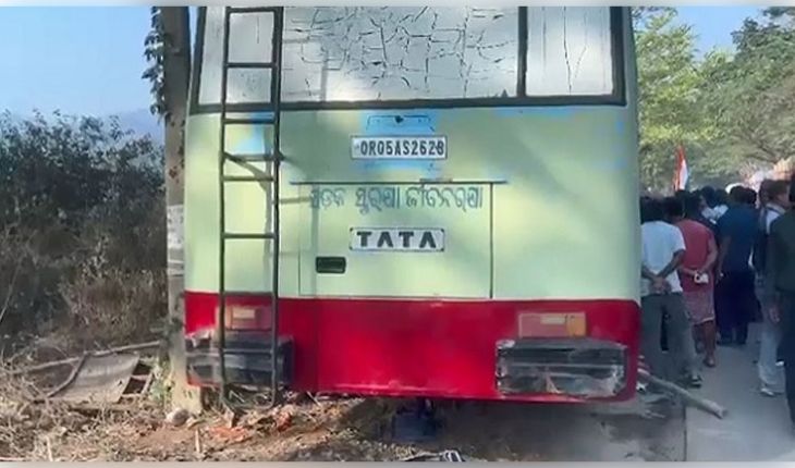 ଭାରତ ବନ୍ଦବେଳେ ବ୍ରେକ୍ ଫେଲ୍ ହେଲା ପୋଲିସ ବସ୍, ଅଳ୍ପକେ ବର୍ତ୍ତିଲେ ଆନ୍ଦୋଳନକାରୀ