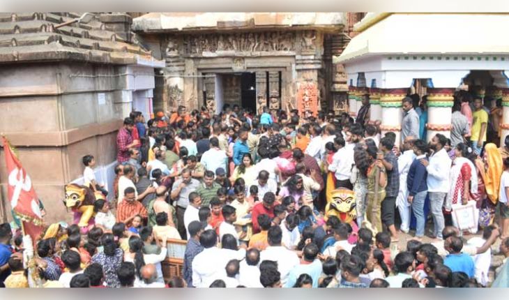 ମହାଶିବରାତ୍ରି ପାଇଁ ଉତ୍ସବମୁଖର ଓଡ଼ିଶା: 'ହର ହର ମହାଦେବ' ଧ୍ୱନିରେ କମ୍ପୁଛି ଶୈବପୀଠ, ରାତି ୧୦ଟାରେ ଉଠିବ ମହାଦୀପ