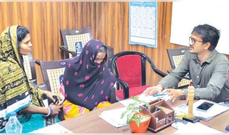 ରାଜନଗର ଚାଷୀ ମୃତ୍ୟୁ ଘଟଣା: ତହସିଲଦାରଙ୍କ ଗୋଡ ତଳେ ପଡି ନ୍ୟାୟ ମାଗିଲେ ମୃତ ଚାଷୀଙ୍କ ପତ୍ନୀ