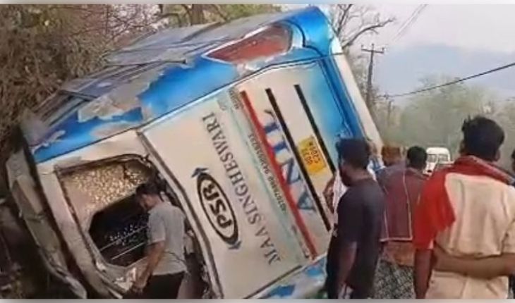 ଭାରସାମ୍ୟ ହରାଇ ରାସ୍ତା କଡ଼ ଖାଲକୁ ଓଲଟିଲା ଟୁରିଷ୍ଟ ବସ୍; ୫ ମୃତ, ୩୦ରୁ ଉର୍ଦ୍ଧ୍ୱ ଆହତ 