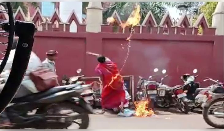 ହାଇକୋର୍ଟ ସାମ୍ନାରେ ନିଆଁ ଲାଗି ଏକାଧିକ ଗାଡି ପୋଡିଯିବା ଘଟଣାରେ ଜଣେ ମହିଳା ଅଟକ, ନିଆଁ ଲଗାଇଥିବା ଭିଡିଓ ଭାଇରାଲ 