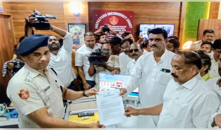 ଏସସିବି ମେଡିକାଲ ଅଗ୍ନିକାଣ୍ଡ ଘଟଣାରେ ସ୍ବାସ୍ଥ୍ୟମନ୍ତ୍ରୀଙ୍କ ଗିରଫ ଦାବିରେ ଥାନାରେ ଏତଲା ଦେଲା ବିଜେଡି