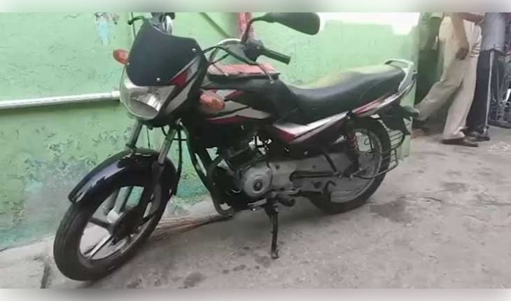 ଆନ୍ଧ୍ରପ୍ରଦେଶର ଚିତ୍ତୁରରେ ଅଭାବନୀୟ ଘଟଣା: ମେକାନିକ୍‌ଙ୍କ କଥା ମାନି ଘର ଭିତରେ ବାଇକ୍ ଇଞ୍ଜିନ୍ ଷ୍ଟାର୍ଟ ରଖିଲେ, ଶ୍ୱାସରୁଦ୍ଧ ହୋଇ ଚାଲିଗଲା ପୂରା ପରିବାରର ଜୀବନ