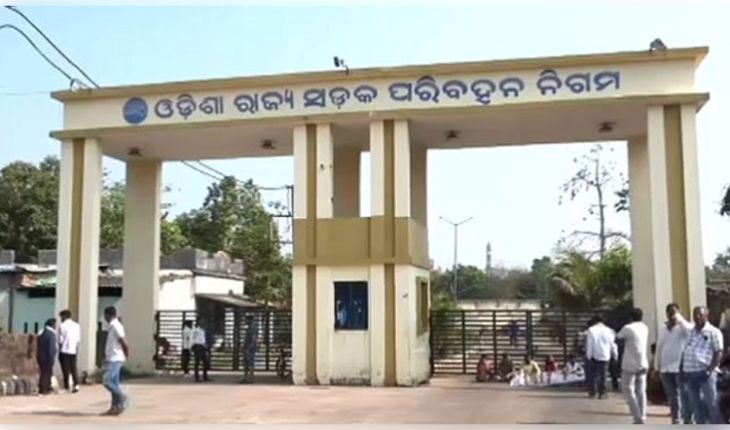 ଡ୍ରାଇଭରଙ୍କ ମୃତ୍ୟୁ ଘଟଣାରେ OSRTC ଅଫିସ ସମ୍ମୁଖରେ ପରିବାର ଲୋକଙ୍କ ଧାରଣା