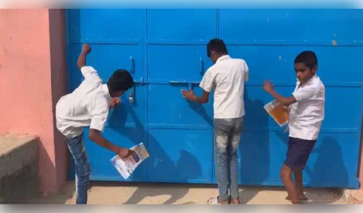 ମୁଙ୍ଗେର ସ୍କୁଲରେ ଅଭାବନୀୟ ଘଟଣା: ଭିତରେ ଶିକ୍ଷକଙ୍କ ଚିକେନ୍ ପାର୍ଟି, ବାହାରେ ଛିଡ଼ା ହେଲେ ଛାତ୍ରଛାତ୍ରୀ