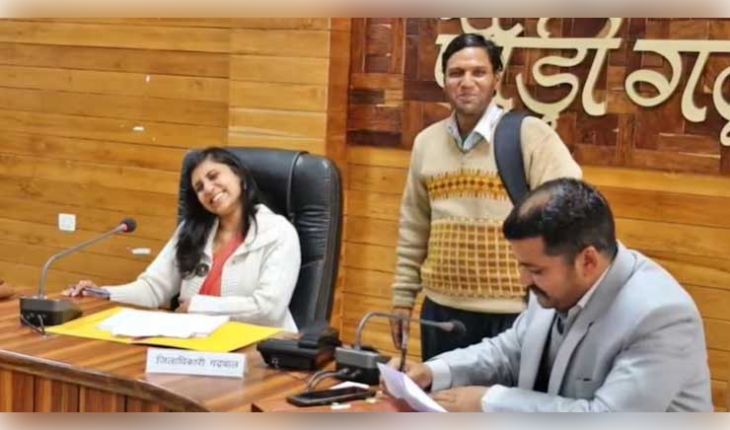 'ମ୍ୟାଡମ୍, ମୋର ବାହାଘର ହୋଇନି ! ଜନଶୁଣାଣିରେ ମହିଳା ଆଇଏଏସ୍‌ଙ୍କୁ 'କନ୍ୟା' ମାଗିଲେ ଯୁବକ, ଭିଡିଓ ଭାଇରାଲ