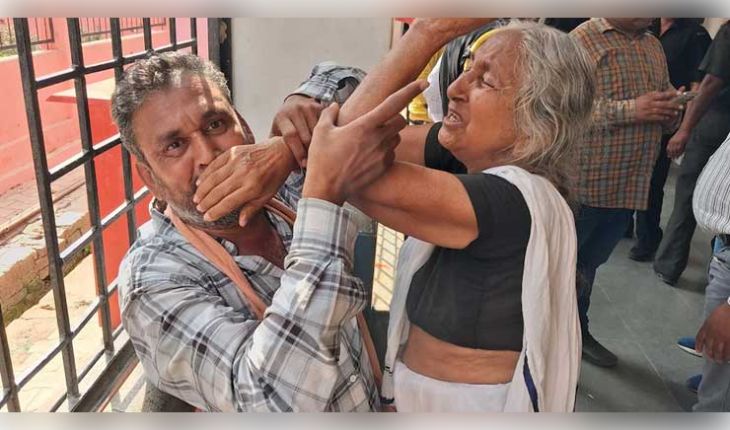 ଆଜମଗଡ଼ ହସ୍ପିଟାଲରେ ଅମାନବୀୟ ଘଟଣା: ଆହତ ବୃଦ୍ଧାଙ୍କୁ ଧକ୍କା ମାରିଲେ ଡାକ୍ତର, ପ୍ରତିବାଦ କରିବାରୁ ପୁଅକୁ ମାଡ଼