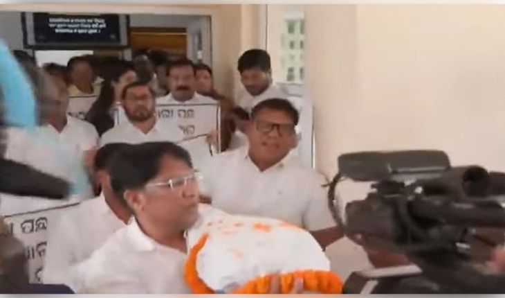 SCB ଅଗ୍ନିକାଣ୍ଡକୁ ନେଇ ବିଧାନସଭାରେ ହଙ୍ଗାମା, ବିରୋଧୀଙ୍କ ପ୍ରତୀକାତ୍ମକ କୋକେଇ ଶୋଭାଯାତ୍ରା 